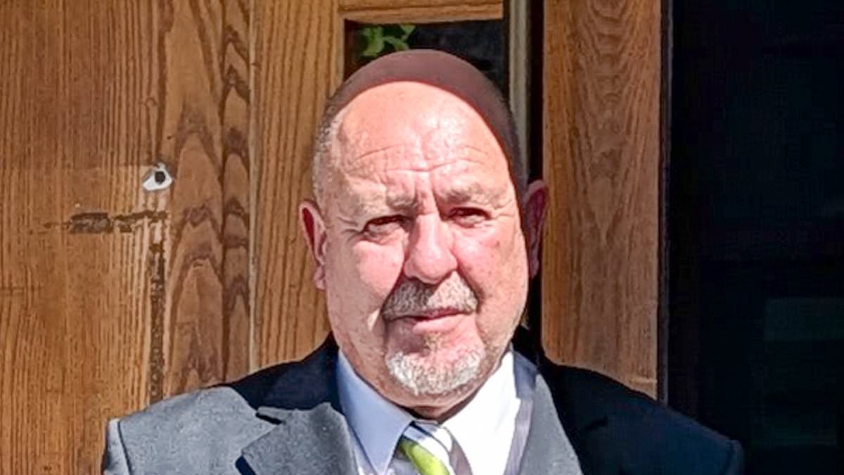 Four-by-four Mercedes-driving 'eco campaigner' avoids jail after running over traffic marshal at car boot sale 1 079e58fa633c79faed09882048f34448cff343a19516d664d63494bcf1e79f13