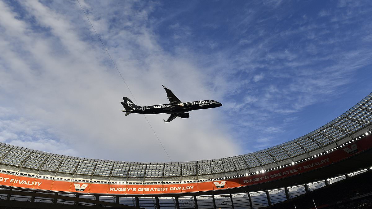 Terrifying moment jets appears to skim the roof of packed sports stadium during pre-game flyover 1 0a89244e3652dcc8188bac34f9eaff84487d519f7c4cae0dbfd4c54f10361ecb