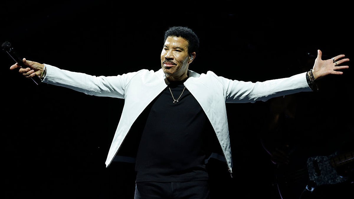 Lionel Richie, 77, rushed to ICU in St. Louis after falling ill on stage 1 1424edfd28716b6051c56cc2f1e86cfe17585eaefe095fd96ad1ae660e40c7fc