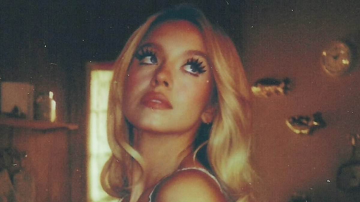 Sydney Sweeney strips down to lacy lingerie in BTS photos from steamy SYRN shoot ahead of her 29th birthday 1 19f5ccb15656195bd8b10b9e49a0a42b3765d6dd2b6b99bb5ca5528c8e6a315f