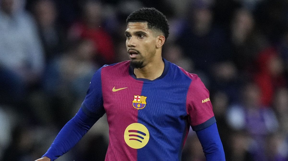 Liverpool given Ronald Araujo transfer update as Hansi Flick makes Barcelona admission: Ronald Araujo is set to complete his move to Liverpool after the Reds agreed to sign the Barcelona captain on a season-long loan deal with an option to buy #Liverpool #TransferNews #RonaldAraujo #Barca #LFC 1 1c168a1705cb86d672b811e60b80cd88a118eff6