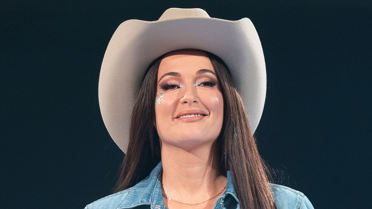 Kacey Musgraves' stage catches FIRE mid-concert as country star performs in Boston 1 36b92d1f6af9fad8950b2de409856c21b67e061a01bc2c87871b98bdfcabe9cc