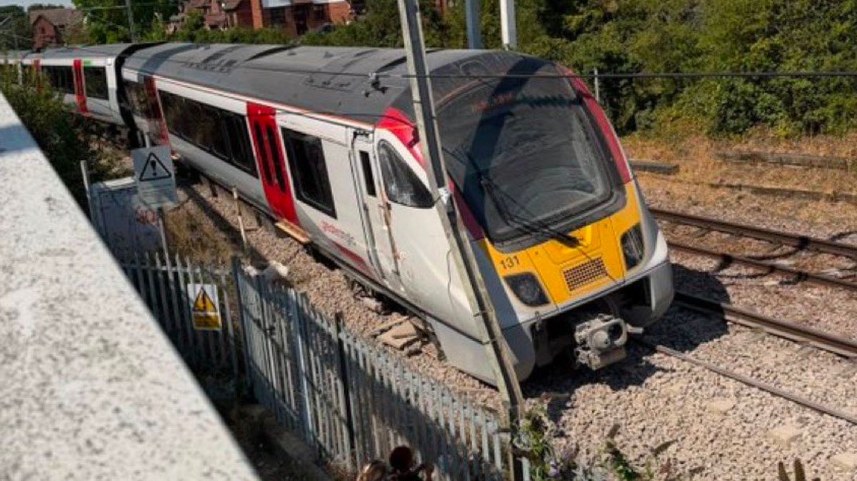 Wickford train derailment - live: Greater Anglia train comes off tracks in Essex 1 36d35cd468a64f0ac04b56c7c048b17fbc96d57f70899376b24a0bc042c240fb