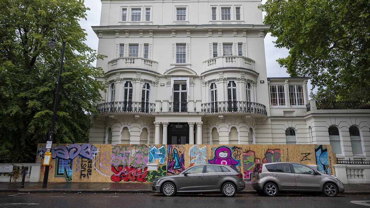 Notting Hill holds its breath for carnival chaos: Residents and businesses board up ahead of annual festival - after record number of arrests last year 1 3a143fad4d3aeab4974402b1e9e4403353db77c6c0af4f45f2a5879eaa7193cf