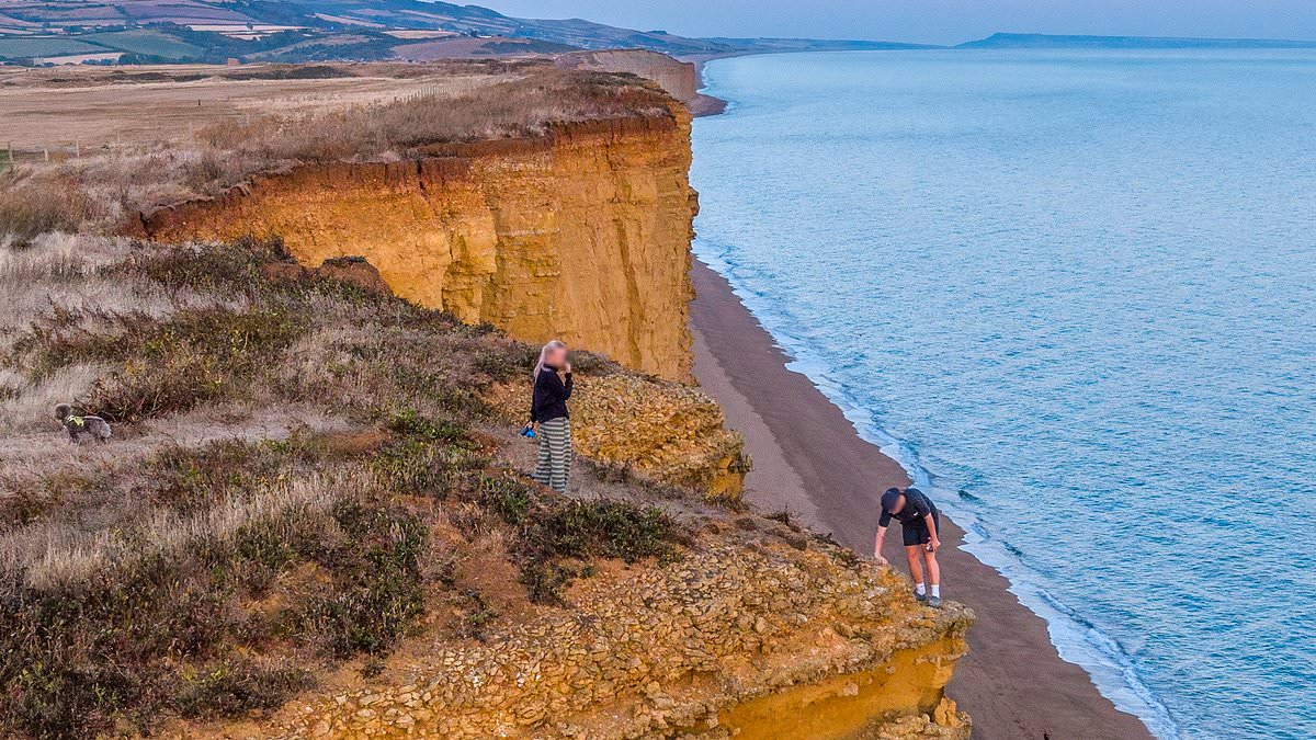 Teenage boy risks his life by posing for photo on edge of 150ft crumbling cliffs made famous by Broadchurch - despite safety warnings over massive rockfall 1 3d10a5d0f9330d866bb5d9fd8c4ad092d0f63b53a2242c60e5391cd03d037860