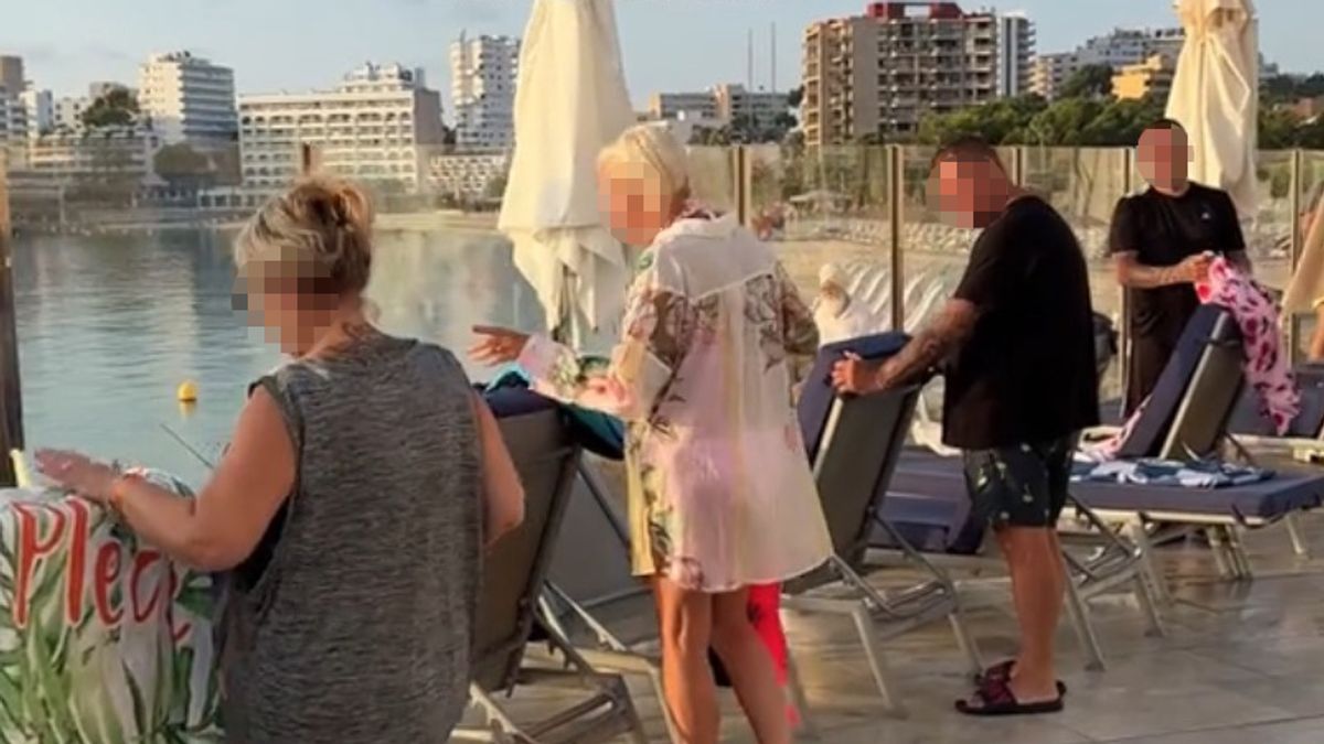 Sunbed wars at Mallorca hotel sees tourists scramble by poolside as early as 6am 1 4556f78ecb319390bc49d97ea8129966319617ffe7f360c6a5bdbd5dc68aeaa5