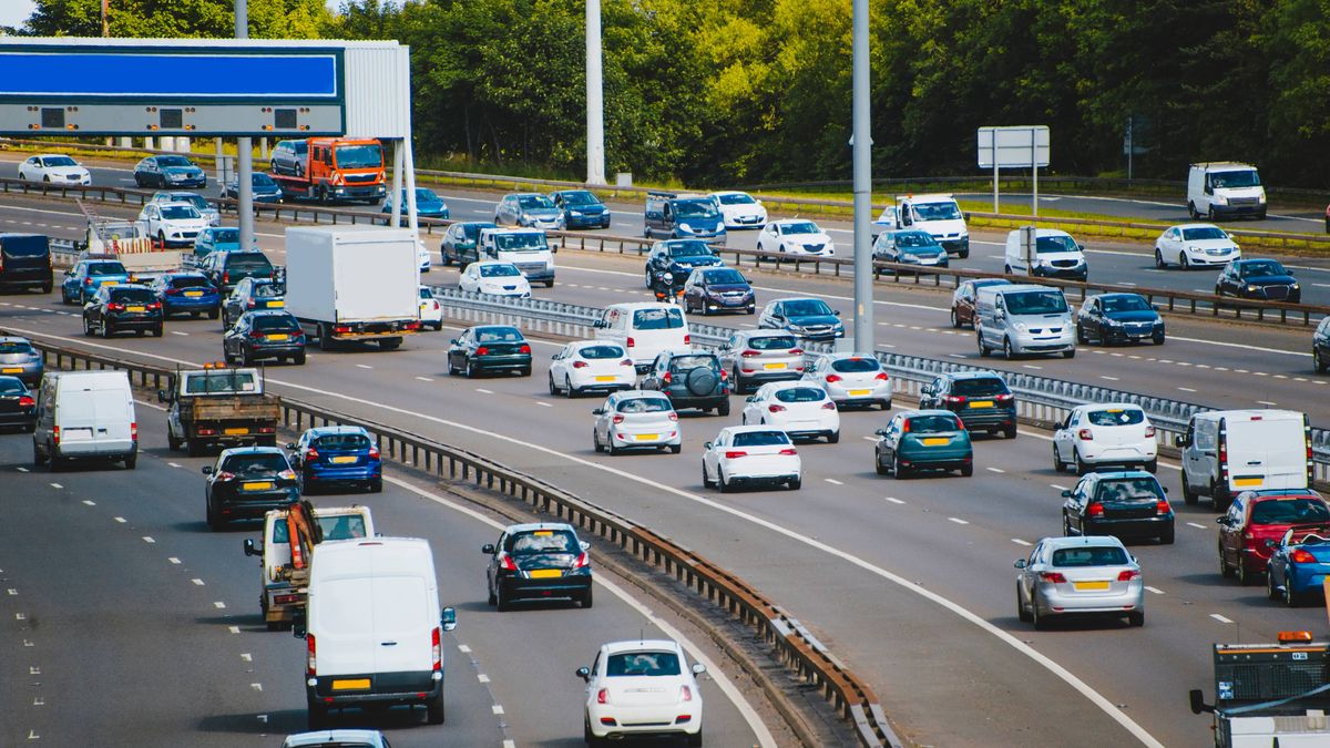 Drivers risk £100 fine for common motorway manoeuvre 1 45b59fa79ba5a0abd9f7a7e009130235afac5243098a85a27e9893803ddce5ee