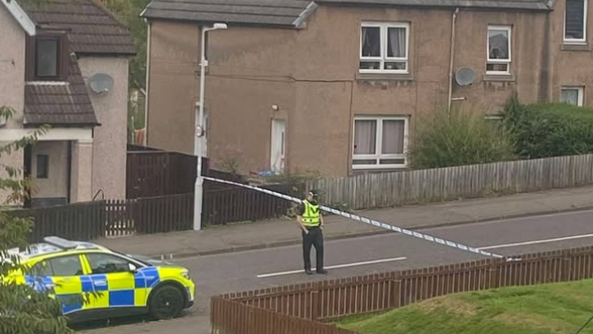 Major incident in Dunfermline as police swarm street and road cordoned off 1 4636f076f57e680632daed6a4da02d5147cac38a4cd52458c9d896e23f271254