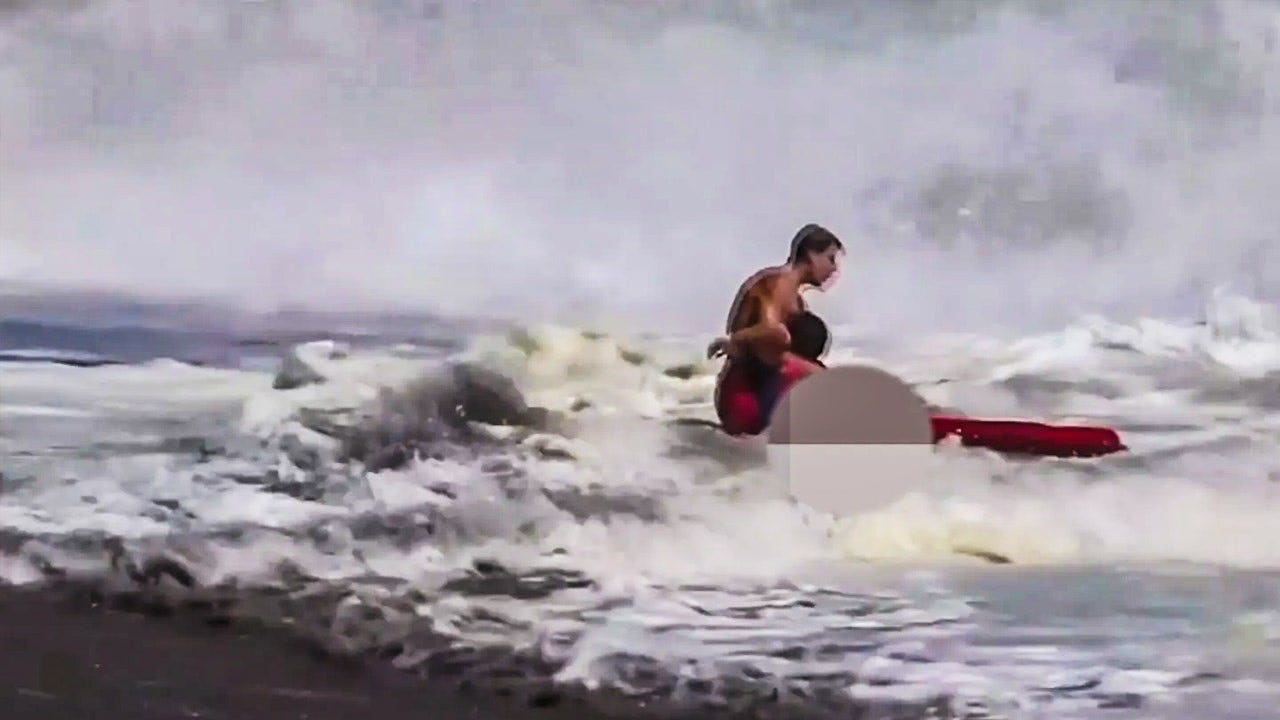 Father of 10-year-old boy breaks silence after viral beach rescue: 'No way I could ever repay him': Viral video shows 16-year-old lifeguard Ryder Williams diving beneath heavy surf to rescue an unconscious 10-year-old boy at Seabright State Beach. #BeachRescue #LifeguardHero #ViralVideo #EverydayHeroes #ThankYou 1 5e5e10d964dde088cb98f4da4b4f217cb6bdb249