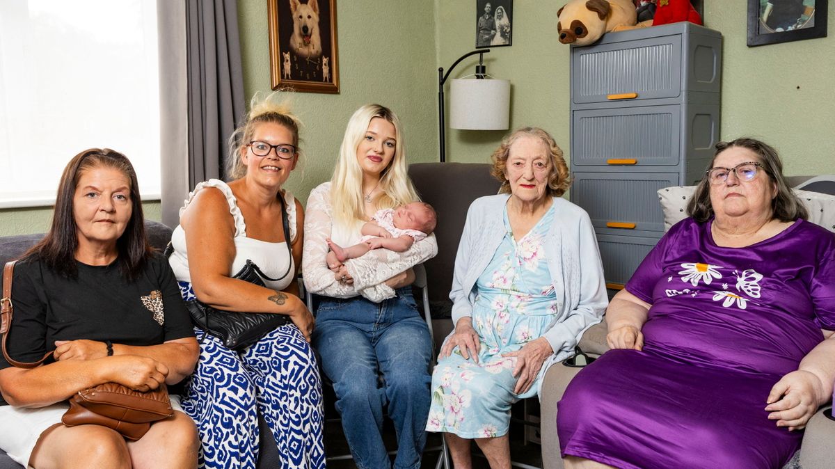 Woman becomes great-great-great grandmother with SIX generations of family alive: Rita Sculley, 97, the eldest member of her family, met two-week-old Harmony Gibbs following her birth on July 20, meaning six generations of her family are now alive at once #Family #Generations #GreatGreatGreatGrandmother #FamilyBond #Legacy 1 61e163b842034c180df386025279f342482a63f8