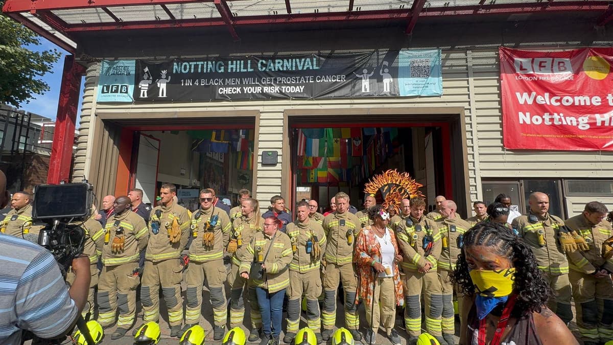 Grenfell 72-second silence at Notting Hill Carnival marred as float passing fire station continues to play music 1 6aed255367e1ac8477162e66a0ad6a194d989d88d0a8eb7adc354babbf59e73f