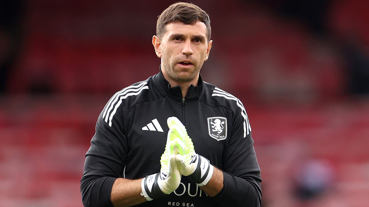 Juventus ready to gamble on injured Emiliano Martinez with £6m offer - as Aston Villa line up Zion Suzuki replacement 1 7f26420a1680b765116e87b66207afdcafdec60557c4610d95166b6943b42658