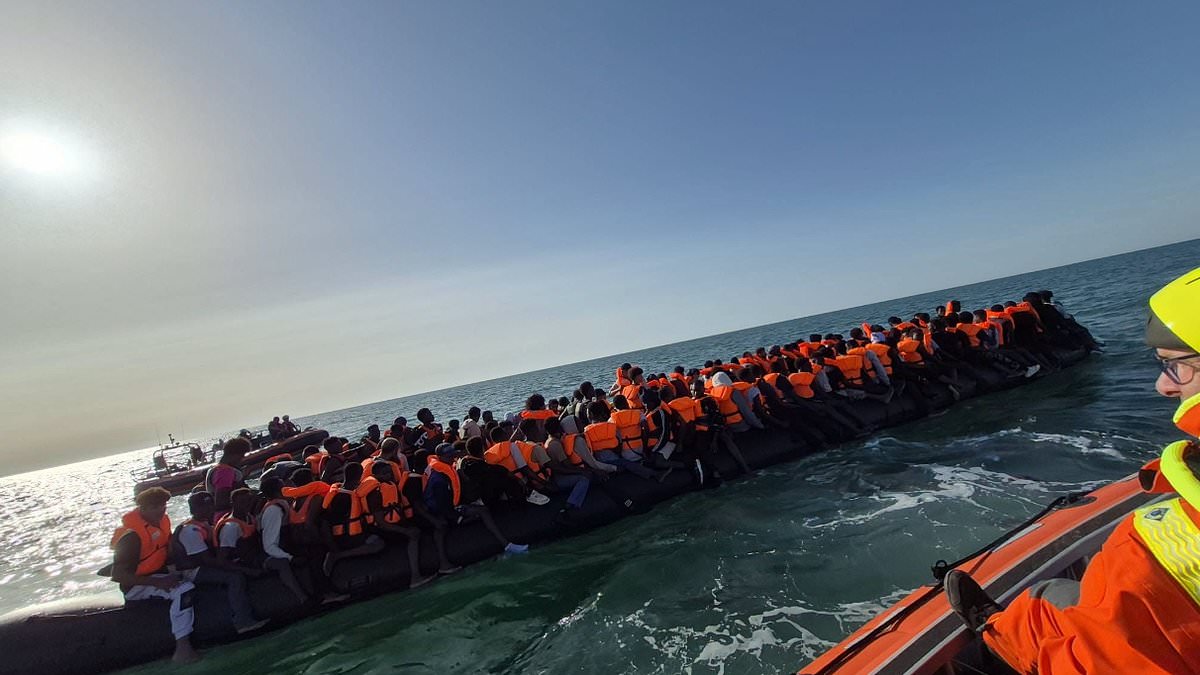 POLL OF THE DAY: Should the UK make France do more to solve the small boats crisis? 1 81f104d4a476e41c20a4ddd79b8c383a82b400ae68083028908ef6a8a7f00436