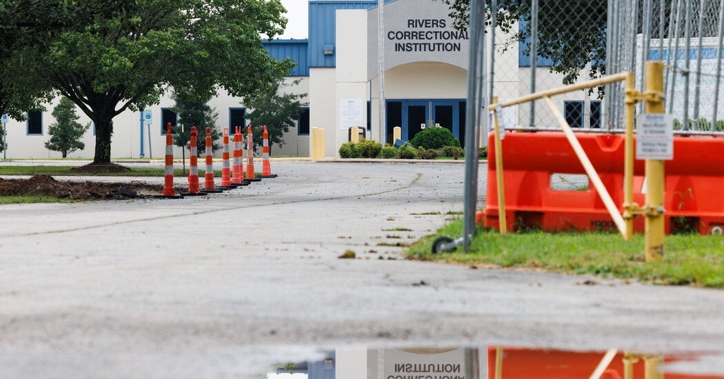 Prison Firm Donated to Trump’s PAC After ICE Gave It $165 Million a Year in Contracts 1 83c652e84092ed601a90634e90a9076f787bae32ec7bee1c8daaf2122af45f63
