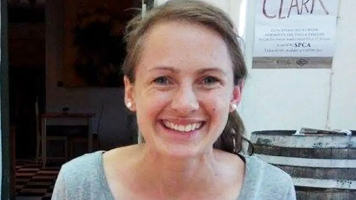 'Aggressive' man named as 'prime suspect' after Brit woman found stuffed in suitcase in Greece: The body of a 38-year-old Scottish woman was found in a suitcase in Athens but police believe she could have been dead for eight days before the shocking discovery #MurderMystery #AthensNews #TrueCrime #Scotland #MissingPerson 1 8cc3a4e00b572a0c01040160abb260411a5e8f43