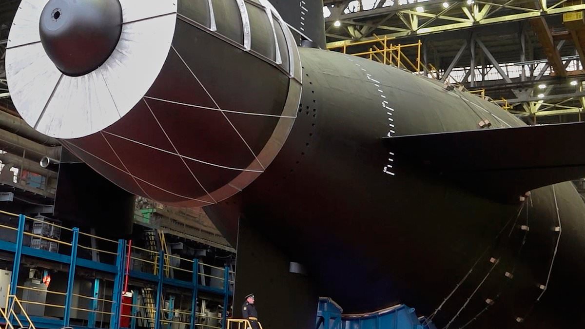 Putin's new nuclear sub revealed: It's a 10,000-ton behemoth carrying six 'Doomsday' torpedoes that could trigger a devastating radioactive tsunami. Now, experts tell FRED KELLY exactly how it could decimate Britain 1 a235de4834264657d29c3733ba52dd6f14f6dd1276adef6f686b00d9ba007d23