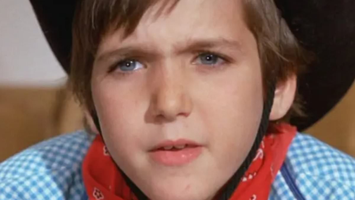 Willy Wonka and The Chocolate Factory child star who charmed audiences in 1971 classic steps out in LA… see him now at 67 1 a7f83ea606c55bc63eb9e2380ab94e4ba83754636641e169566bd410aec4f74a