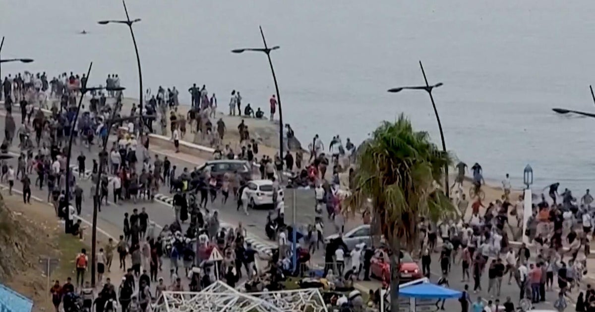 60,000 migrants poured into Spain from Morocco, Ceuta's president says, but many already left: According to the president of Ceuta, 60,000 migrants have flooded the small Spanish territory from Morocco since Thursday. Most voluntarily left the territory amid shortages of food, water and shelter, but thousands remained. Spain's prime minister called it an attack. Aiden Stretch reports from Ceuta, Spain. #MigrationCrisis #Spain #Morocco #Ceuta #Refugees 1 b3c292acec54bfa41ac65374fa60b37a197714f6