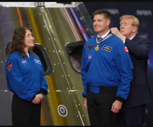 Trump Awards Artemis II Crew Highest Space Honor 1 b9e1e5a9236bf2dc3fb4118733cfeef0d5d8bd156af09aa0806f9cec841c3bd8