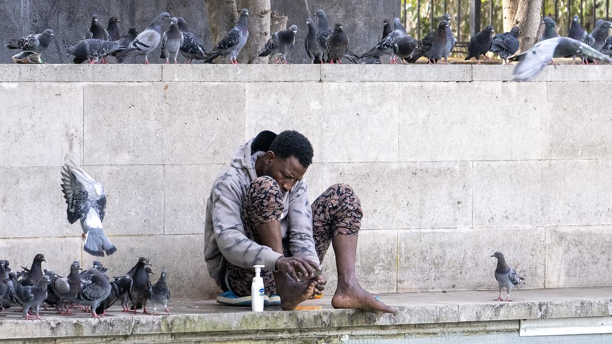 Rough sleeper washes his feet in Marble Arch fountain yards from high-end hotels as homeless camps take over London's most recognisable sights 1 c616d271fade87b4934675faeb272da7df9e3137dfa03041a703daa6741b1375
