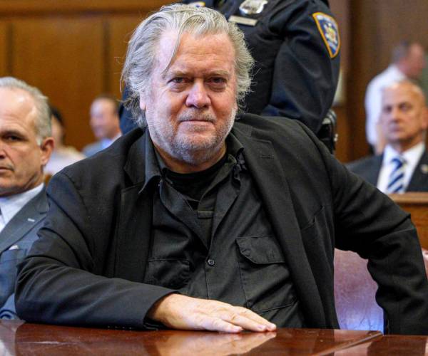 Judge Refuses to Dismiss Steve Bannon's Contempt Conviction 1 cae2ee43ec5c7b5cae37d094e974d89796edde7588c76f92f65fb5d37353ed97