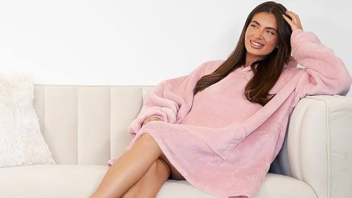 Shoppers rush to buy 'cosy' wearable blanket as colder weather set to arrive 1 ce0b4f98e2bfaef341dfa646647fa87405c8ed9380ef725bc7faed752e0da6e9