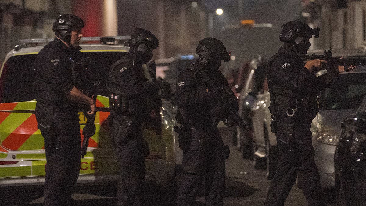 Houses rammed, stabbings, drive-by shootings - inside the gang warfare turning Middlesbrough into a dystopian nightmare: PAUL BRACCHI 1 ce21d4014bb6d8d544dda86749f6af1735a5c7bfaf2027454fa9cf9fb79c6e7b