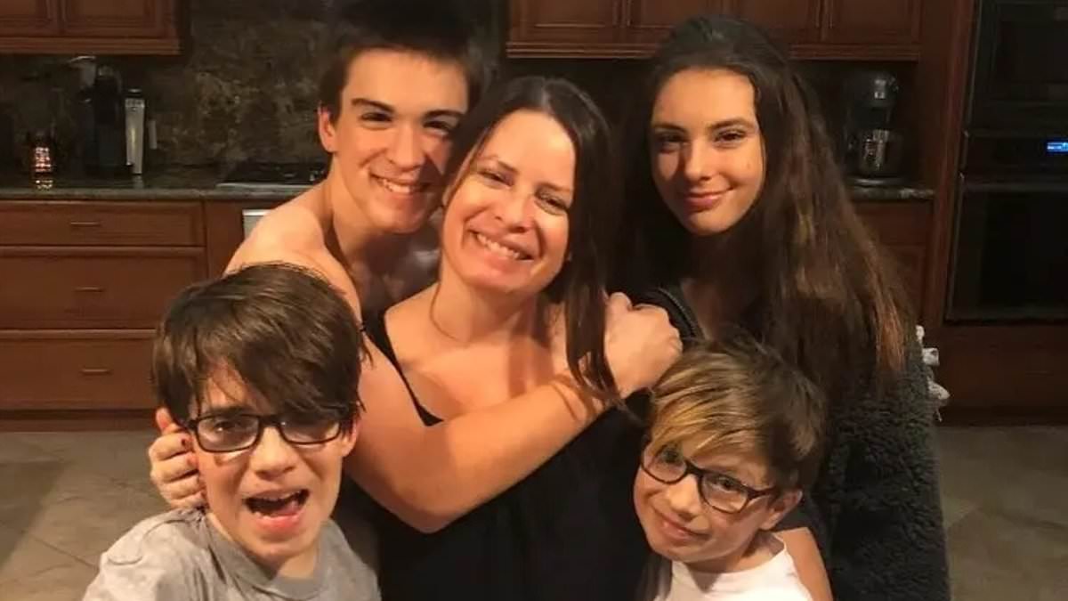 Charmed star Holly Marie Combs, 52, announces retirement from acting after ditching Hollywood to raise kids in Washington state 1 cebeb248aeebcfeec4dc73c02e757dea5aef1b9235add989372b96610d720c35
