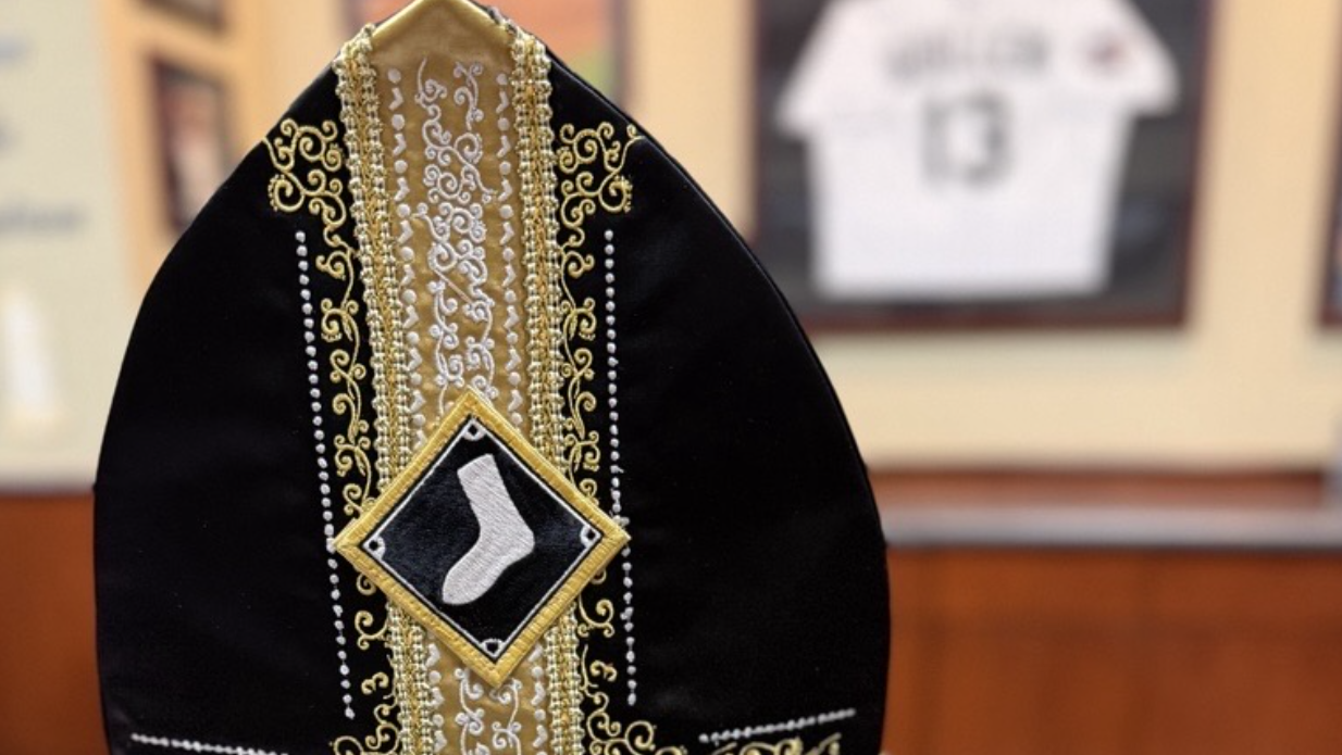 White Sox give team-themed papal miter to Pope Leo XIV at the Vatican 1 d43d82b7d97b41030f3e95d49f4c219c94cf4df1f235a56729aa7654b6886e56