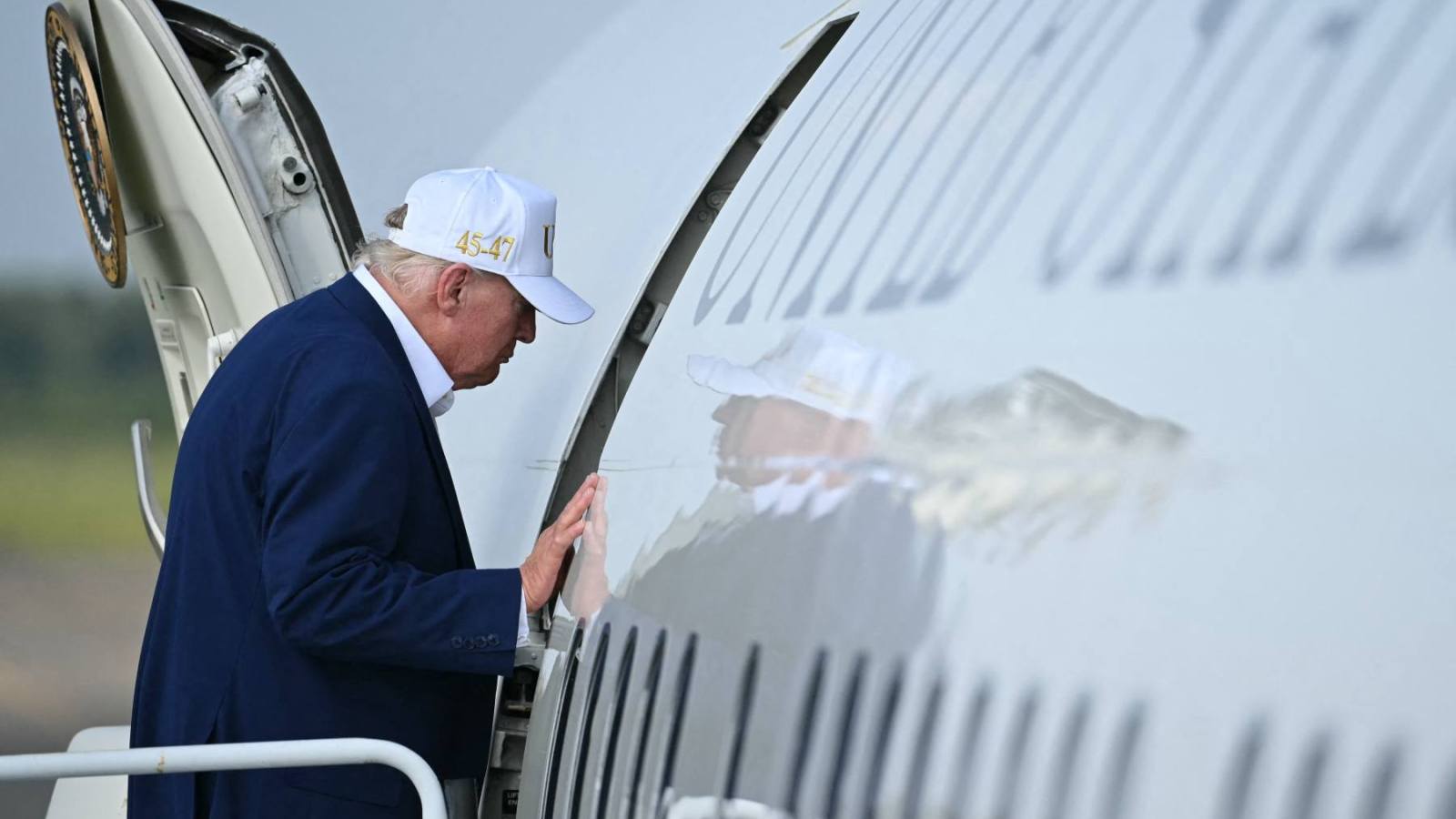 Trump Hid in an Airport Catering Cart Amid Iranian Threat: Report 1 d5dfafc29f4845cedeef0fe49f70eacb817d36f6bcce64de6e636c0b91e2da6f