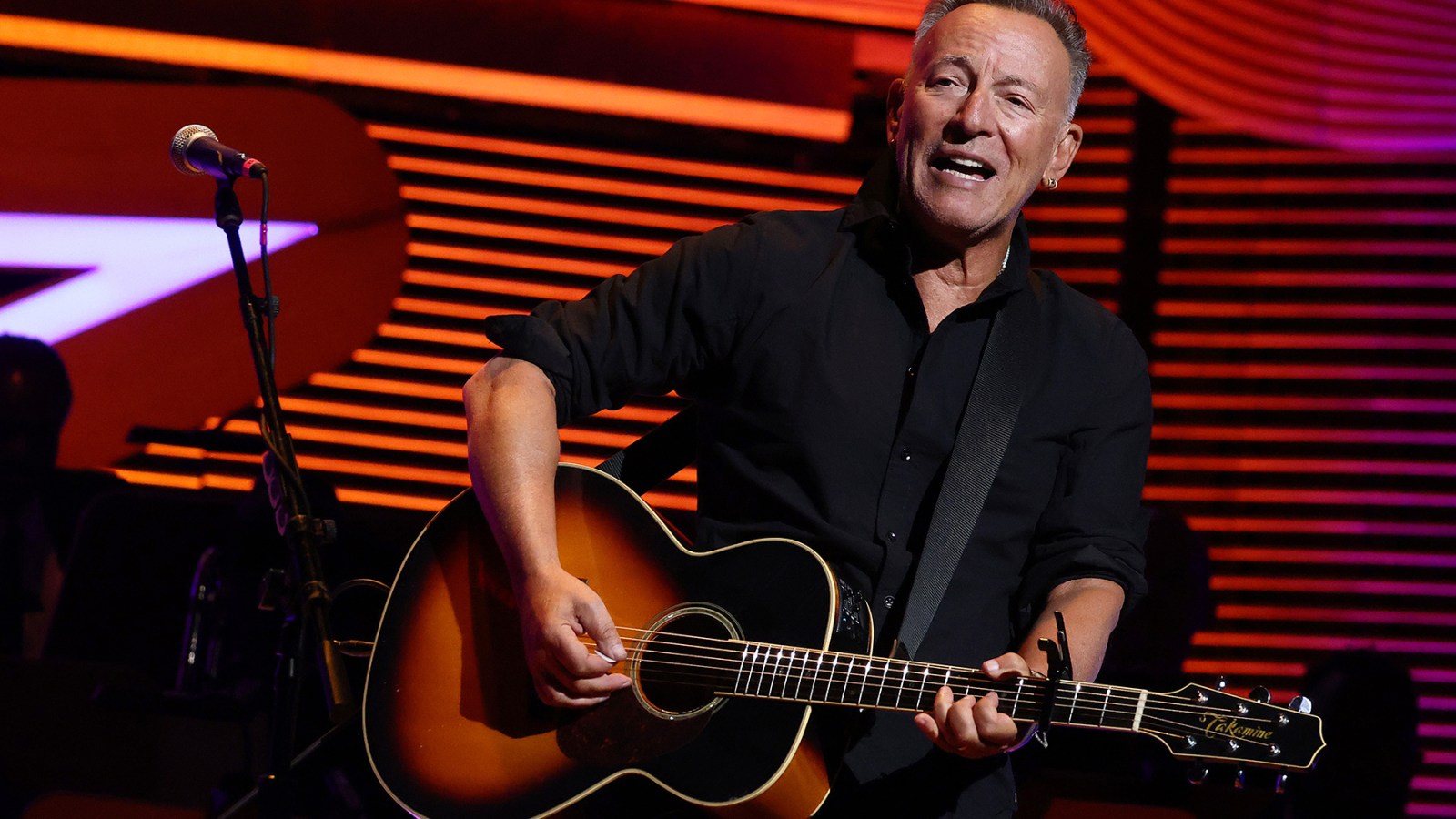 Bruce Springsteen, Jon Stewart to Perform at Stand Up For Heroes 20th Anniversary Event 1 db6754bbfe687a66ecaa8972b7a3fb08984023d04cda7fdd8e6da4d7827eb7f0