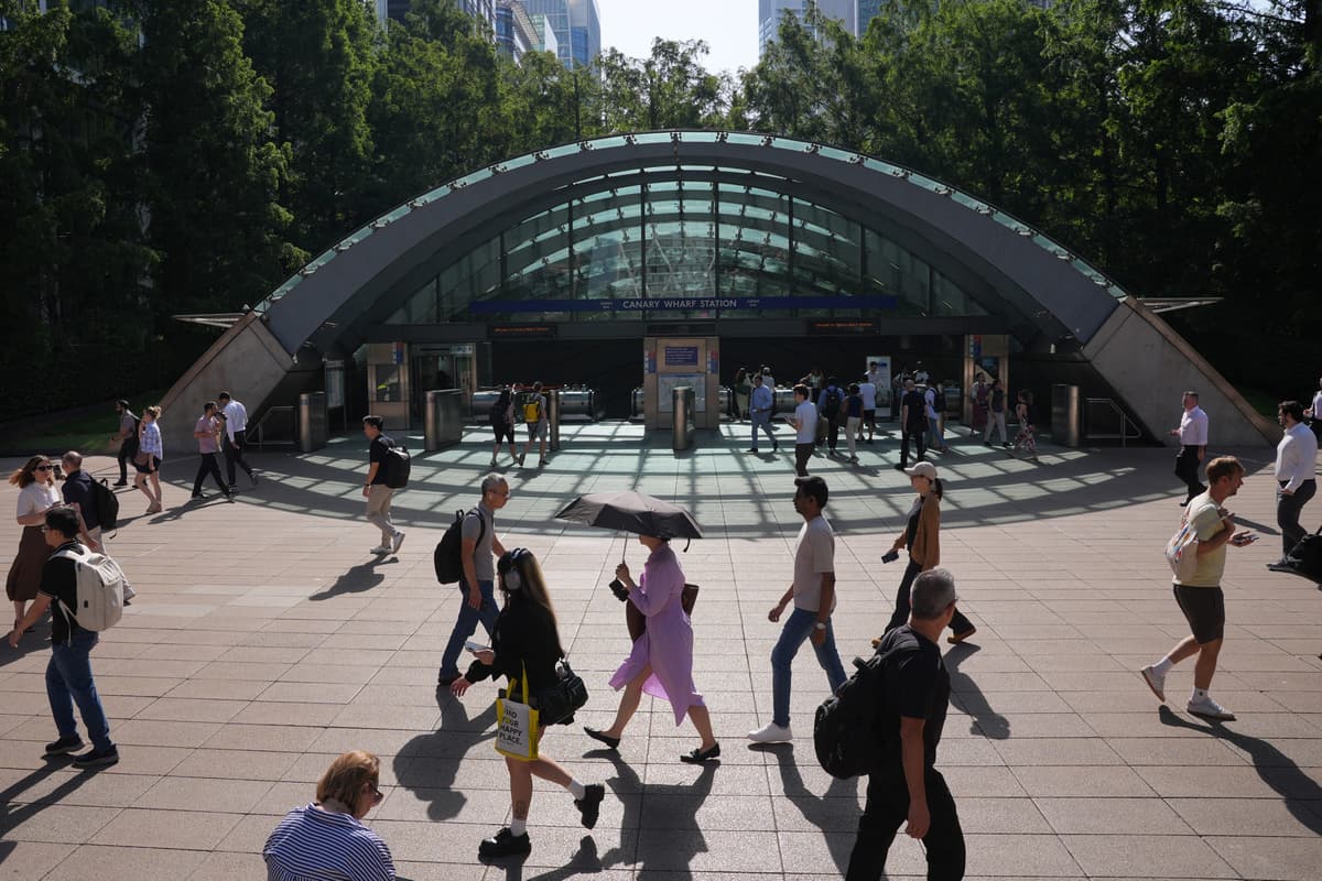 Vacancies slip again as private sector pay growth falls to six-year low 1 dc2782e6b5be7a0dddc2a9f5ce03702e98e3f92538aa71a80dd60bb27cb06288