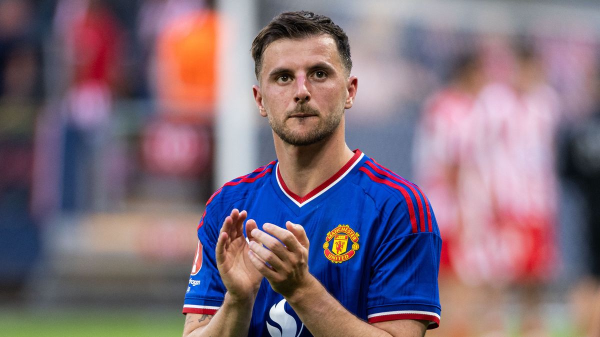 Mason Mount injury latest as Man Utd sweat on star after pre-season blow: Mason Mount has impressed in pre-season but he gave Manchester United a scare by picking up an injury just 20 minutes into Saturday's 1-1 draw with Paris Saint-Germain #MasonMount #ManUtd #InjuryUpdate #PreSeason #FootballNews 1 e5f4fbe819a0295b53714de48c5b80800eefb881