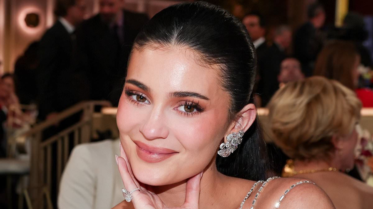 Kylie Jenner posts unflattering selfie with her face covered in numbing cream and cling wrap as she reveals the secret to her flawless skin 1 e6a00ce02259ad123b0adb096a6b919c2fee55d88a23bba9f22702101ac174f2