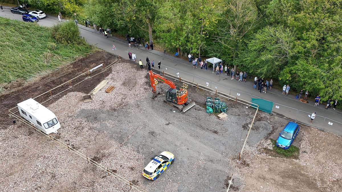 Travellers who ripped up wildlife haven are forced to stop building work: Police arrive and diggers move out after hundreds of residents protested overnight over Bank Holiday land grab 1 f08894f85a3615df6e71355f2b9d387aa136103759923cd75e1466e02c452ef7
