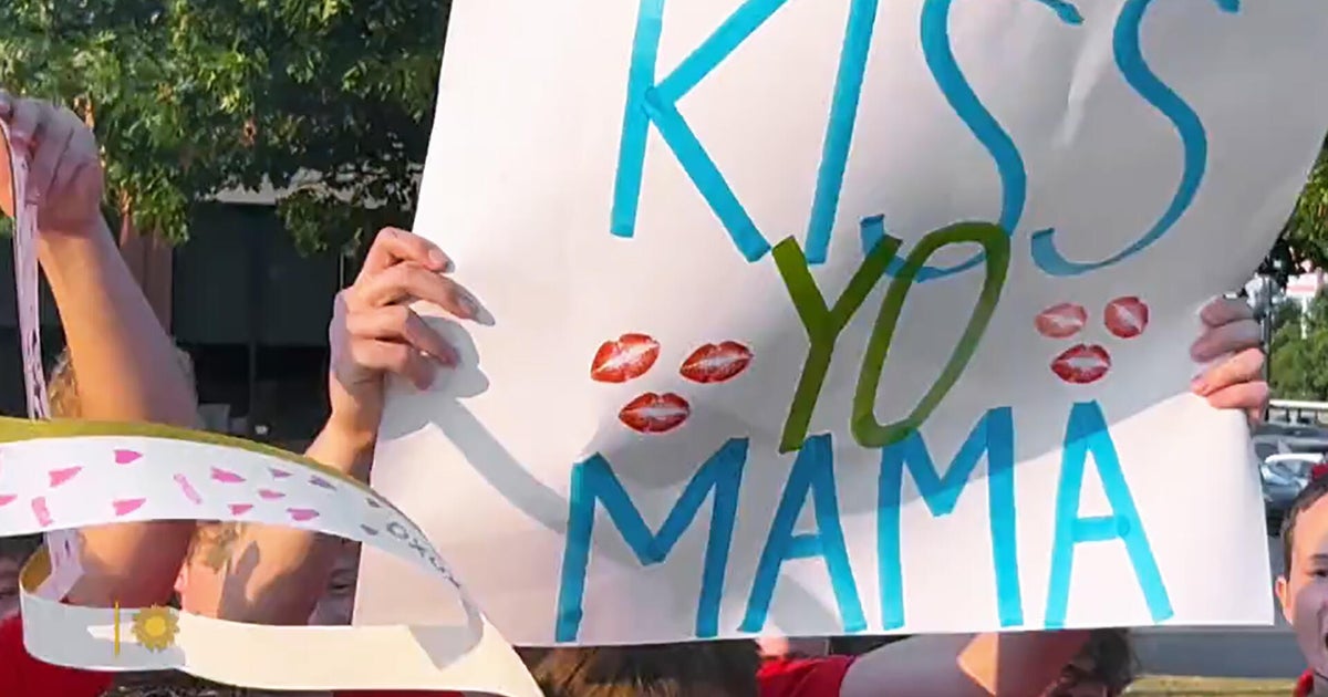 "Kiss your mom": Freshmen at Oklahoma high school face rite of passage 1 f5942021fb559449c6d9a34af67a4e12080be9cde8321d75bc7ce3a0504650b6