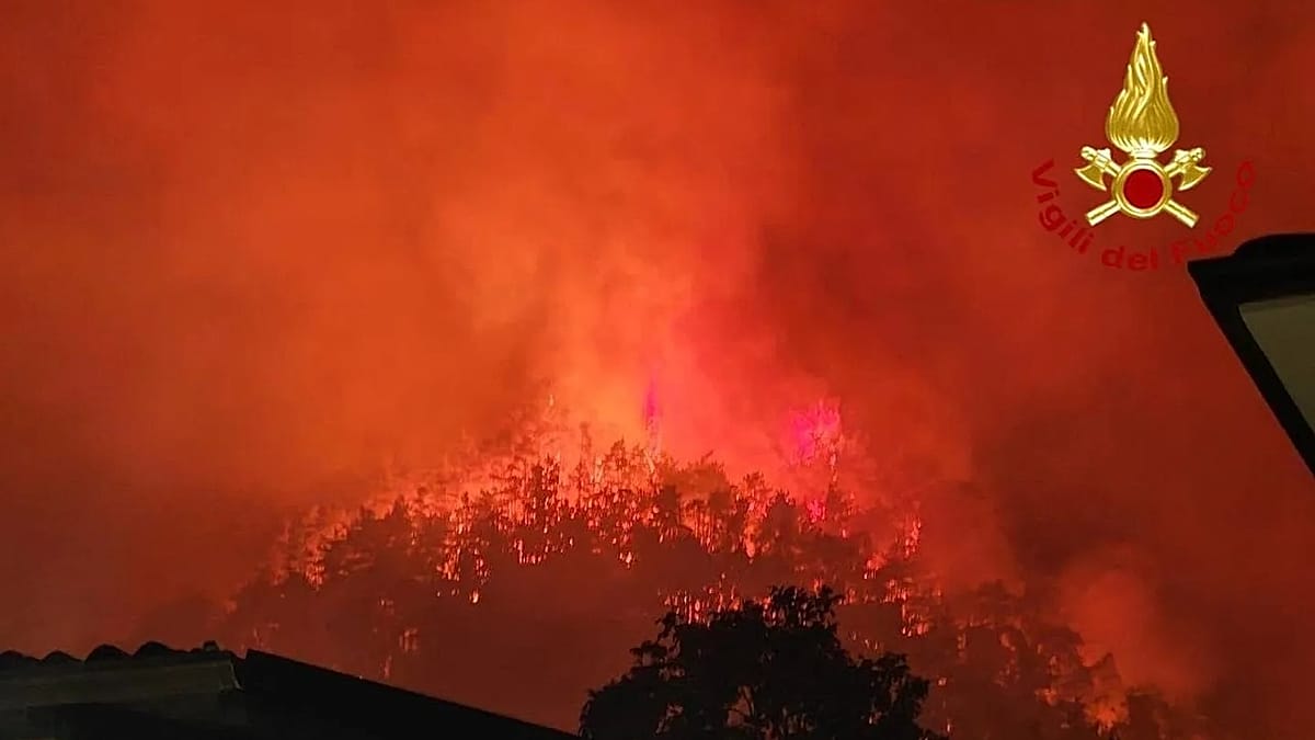 Major wildfire in hills above Lake Garda: at least 200 residents and tourists evacuated: A fire broke out on Friday evening in the mountains above Tignale. Rescuers evacuated about 200 people and are checking holiday homes used by tourists. #Wildfire #LakeGarda #Tignale #Evacuated #RescueOperations 6 Major wildfire in hills above Lake Garda: at least 200 residents and tourists evacuated: A fire broke out on Friday evening in the mountains above Tignale. Rescuers evacuated about 200 people and are checking holiday homes used by tourists. #Wildfire #LakeGarda #Tignale #Evacuated #RescueOperations