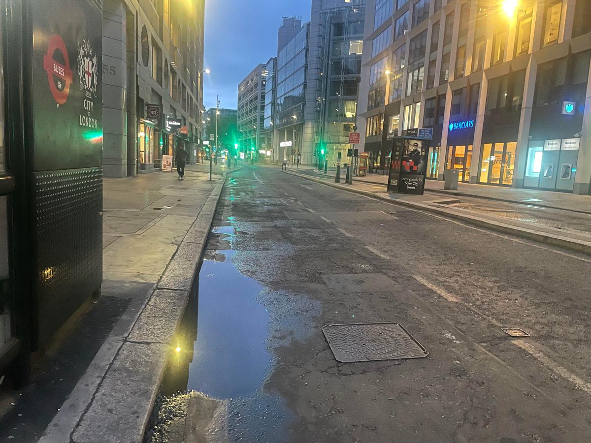 Rain finally falls in London! Capital rejoices as showers hit city with more wet weather to come 1 fde364a88ffbfc4d875e373cd72bcda979251a60ca613dc30a804f5746cf9a8b
