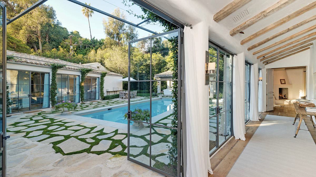 Who has the best 'bachelor pad'? Divorced celebs like Vernon Kay, Kevin Costner and Ben Affleck splurge on the ultimate man caves featuring pools, wine cellars and even a horse stable 1 fe77d82a026d056d3e01338c9954b41eac9cc4c1bda8ed4d773fd723bc3c6378