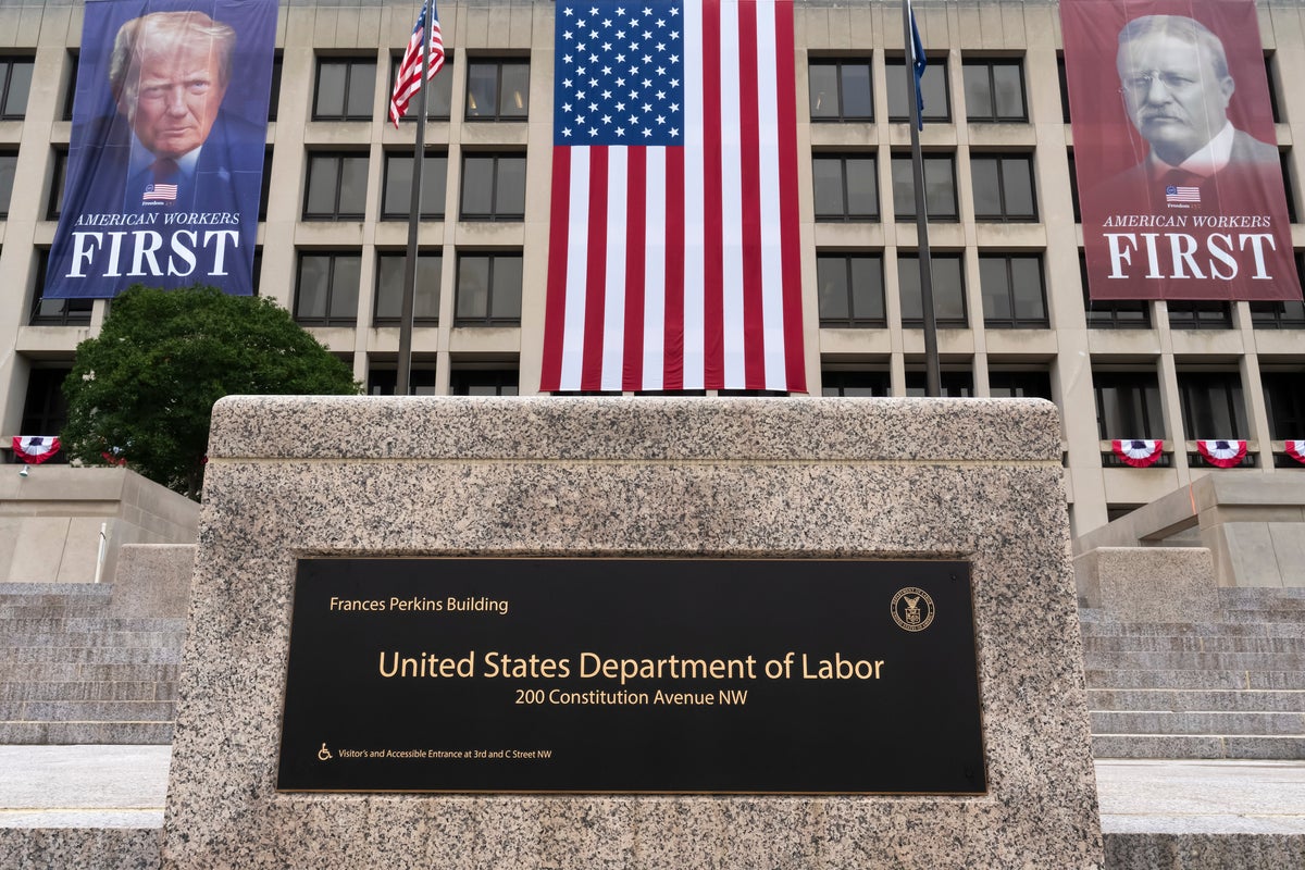 Claims for unemployment benefits drop to 196,000, lowest since mid-July as layoffs remain low 1 029ed19958ca2162e99ee11e4d540b7503954264284a4eb3076bb79780acc9c0