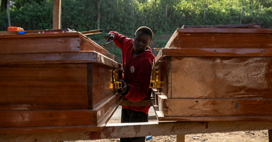 The Ritual of Coffin Making in a City Hit by Ebola 1 05e586c1d77cce139ea0d06b640b49820b82456a07d335c8fb1515cdefbe7b67