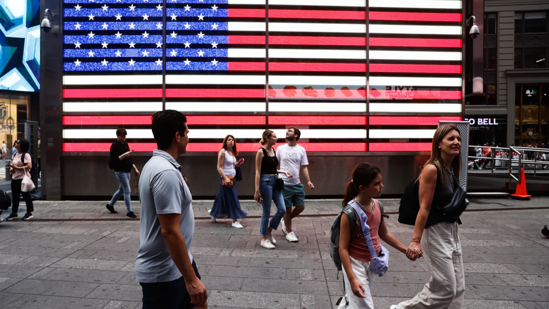 Americans' incomes rose and poverty fell in 2025, Census Bureau says 1 08de2111f40b5dfcf95401c3af13f48e2d4d40fdfb2007cfba8eef50a23fc60a