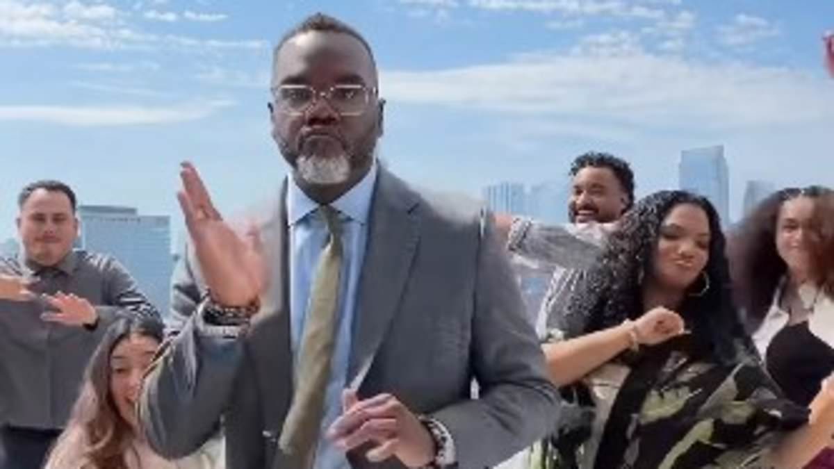 Blue city mayor is ripped apart for embarrassing dancing video announcing his re-election bid: 'No way in hell' 1 0cdd3010a22a031fb41d4f95b8ed179ed11b8b1f59e07e3ec4cecb6982f10795