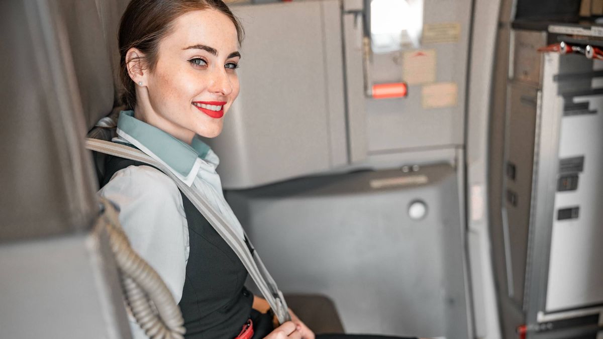 Flight attendant explains why they always sit on their hands during take-off 1 0df9b8bf31b07111d4bbac1105b44e48b2dc52738d3c2ba5a6a7591f66de4c64