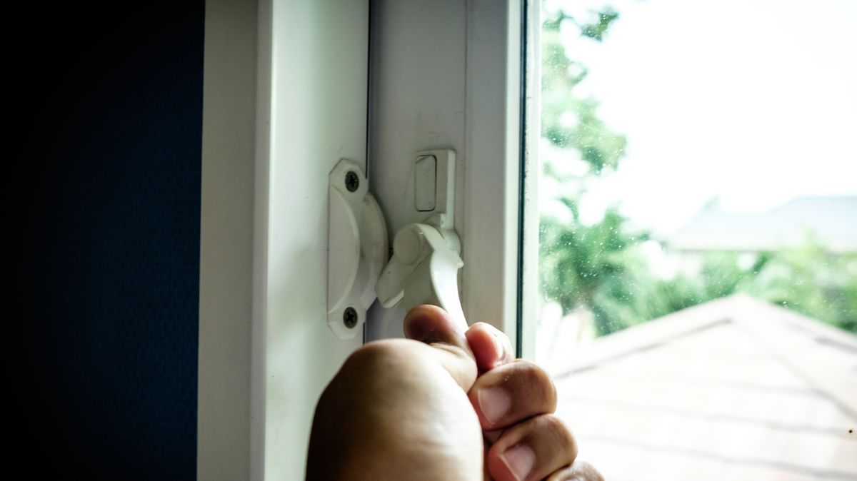 Scots urged to close their windows by 8pm starting this month for one reason 1 148b555549bfb3c5c256265c00a576f57e56c9ad2703154ffd5ba020ac888dd5