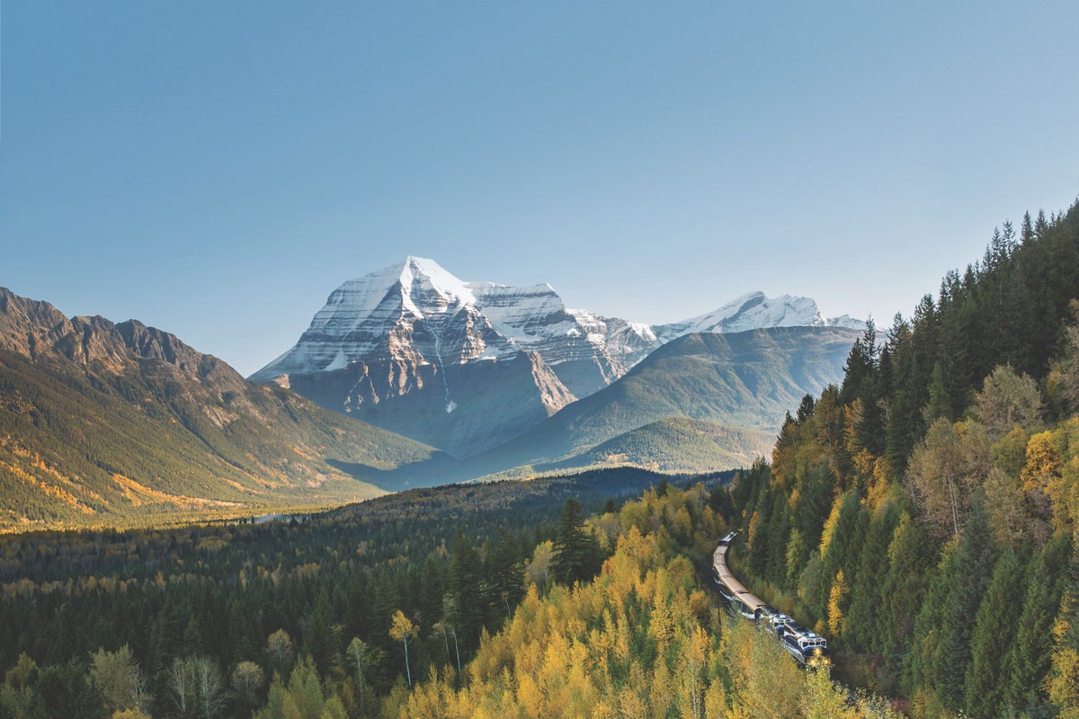 This long-distance train is the best way to see the Canadian Rockies 1 1e3dab98476eaa5fe919efe98c7b6b5db52389c91ea80639a76c1c1155c5eaee