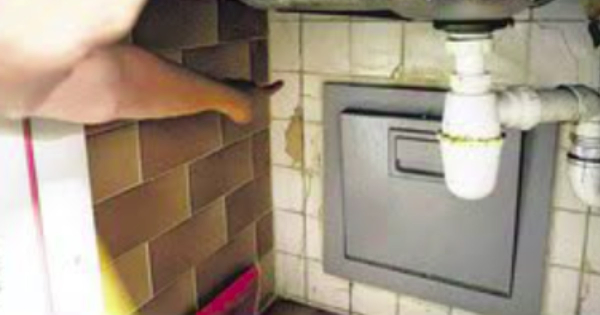 'Cockroaches crawl onto clothes': Elderly couple frustrated by loose refuse chute hopper in Tampines flat 1 2192e1085c1bfb1ac4086fb2cf09664201efccfbad0c253e2d80be16a6d8e139