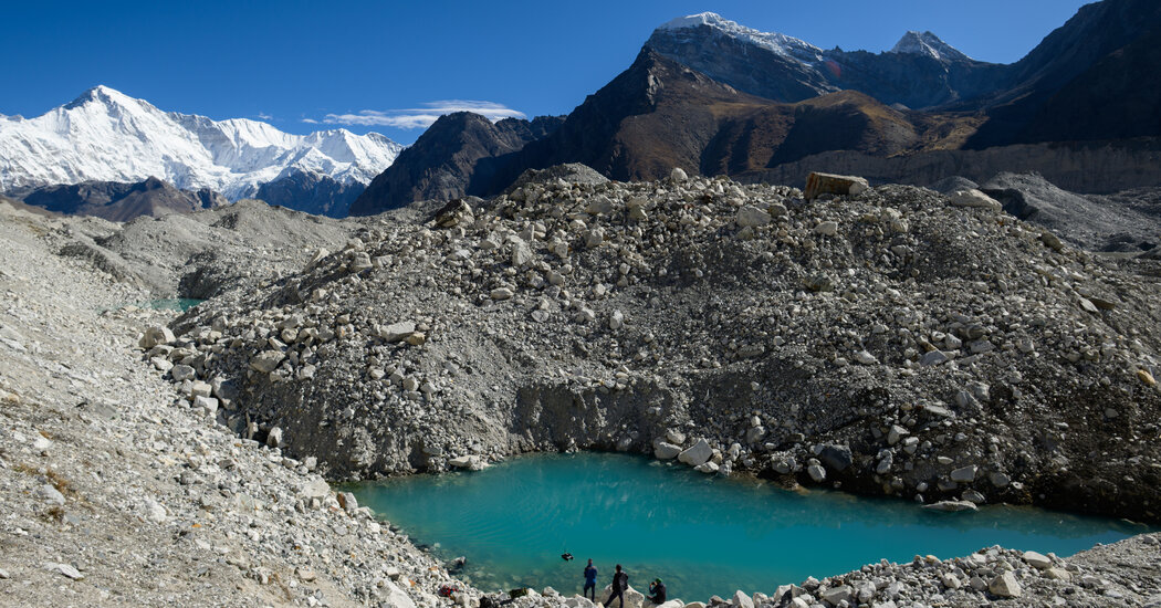 In Nepal and Tibet, Pollution on Glaciers Could Fuel More Flood Disasters 1 22cf9a1ee0dbec932da1a773472809d37eeab672a6043aea4f7457823d62bbbd
