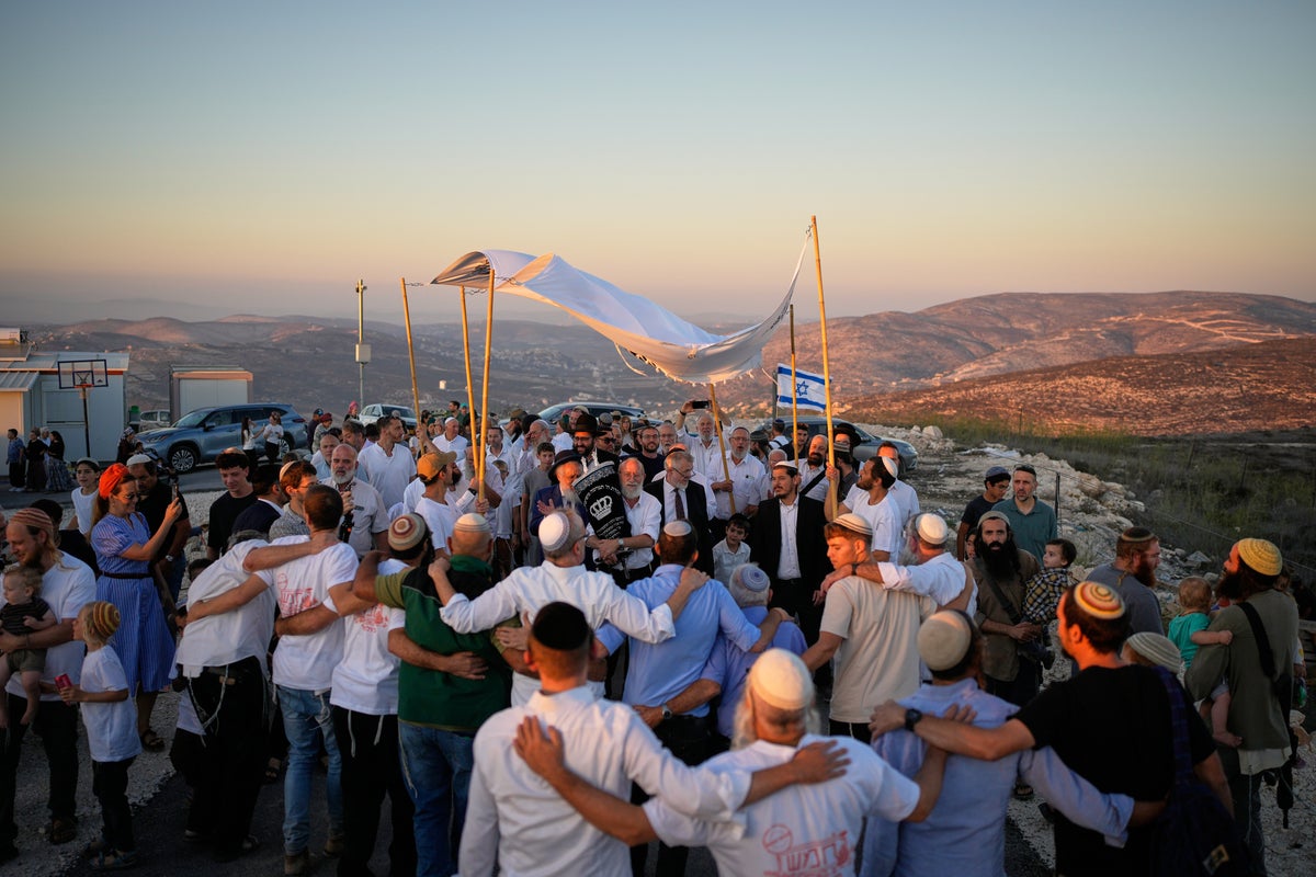 Israeli settlers, some armed, celebrate a new synagogue in the occupied West Bank, in photos 1 2b55e4f6a0f43819cd56eb7b5d56c13d59283548c964671e067a918ab137fdf2