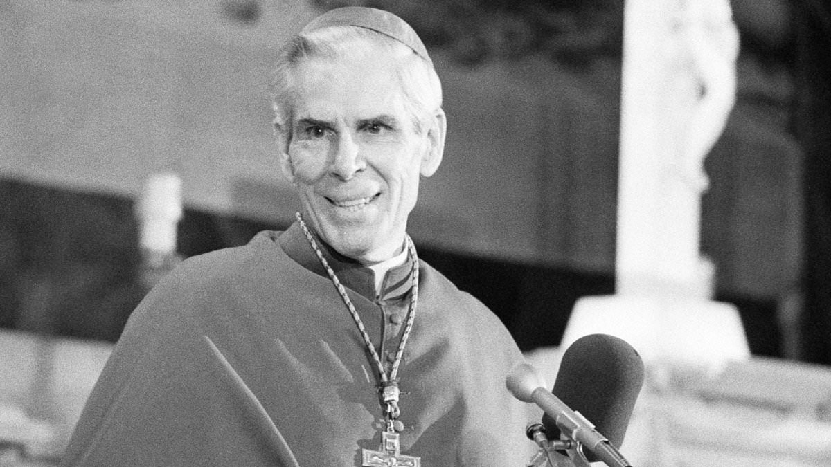 Midwest bishop who became televangelist now just one step away from SAINTHOOD... as local woman details 'miracle' she says he performed 1 2ce833271ad9110c361ed7fe72c755418f6f345acf0c2c090677f1fc9f5bbc51